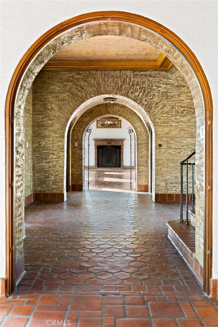 https://media.crmls.org/medias/e74c6df1-4a2e-44c5-a590-09c218a466e4.jpg?preset=X-Large