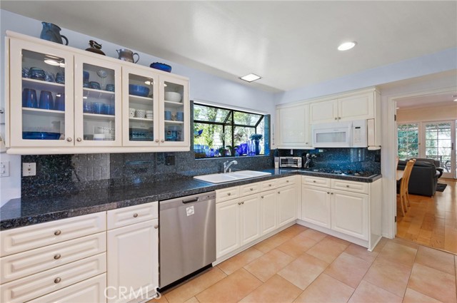 17034 Escalon Drive, Encino CA: https://media.crmls.org/medias/e74d8bd4-5f5e-4d6f-a764-5f808197f12c.jpg