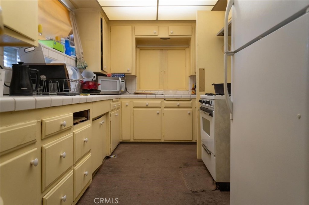 https://media.crmls.org/medias/e74dbf9b-4ab4-4724-a021-ed2e2f138df4.jpg?preset=X-Large