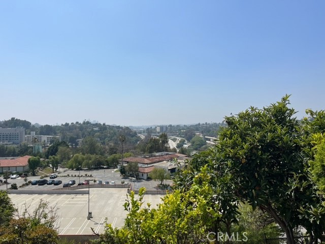 https://media.crmls.org/medias/e75300ca-15e2-432d-865d-34bcf3c0e961.jpg?preset=X-Large