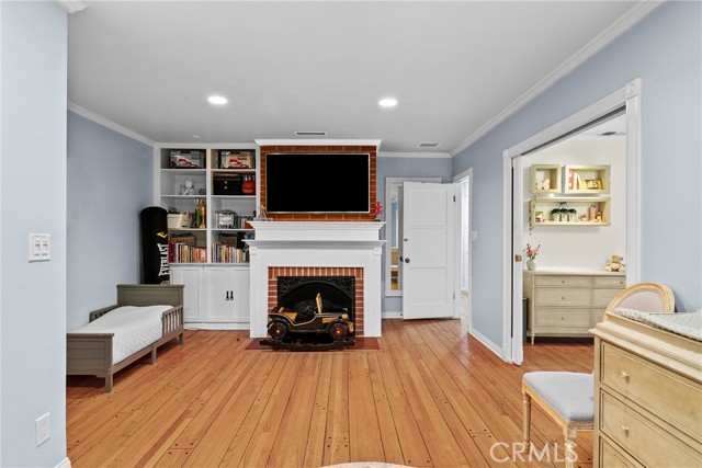 1046 E Grinnell Drive, Burbank CA: https://media.crmls.org/medias/e7550f50-37d6-4adc-a002-e7f243efefa1.jpg