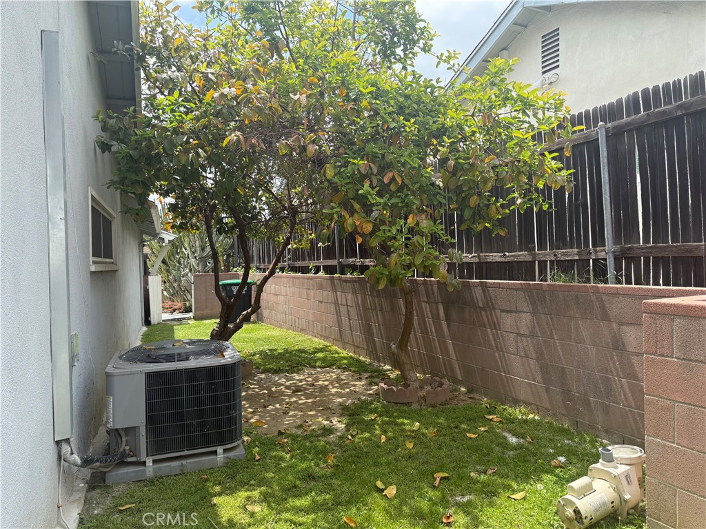 https://media.crmls.org/medias/e756bcd9-85a8-46c1-a793-2dd8e17bc364.jpg?preset=X-Large
