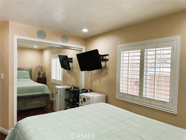 150 E 95th Street, Los Angeles CA: https://media.crmls.org/medias/e759a2c3-2728-41c3-8a0b-ede210081623.jpg