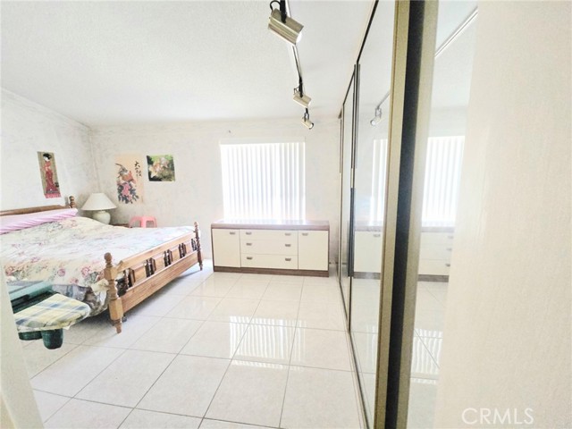 Detail Gallery Image 5 of 18 For 8450 Limerick Ave, Winnetka,  CA 91306 - 4 Beds | 2 Baths