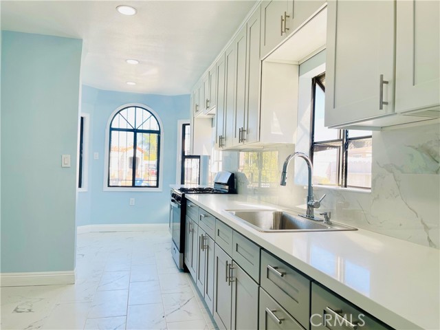 Detail Gallery Image 8 of 22 For 1728 W 81st St, Los Angeles,  CA 90047 - 3 Beds | 2 Baths