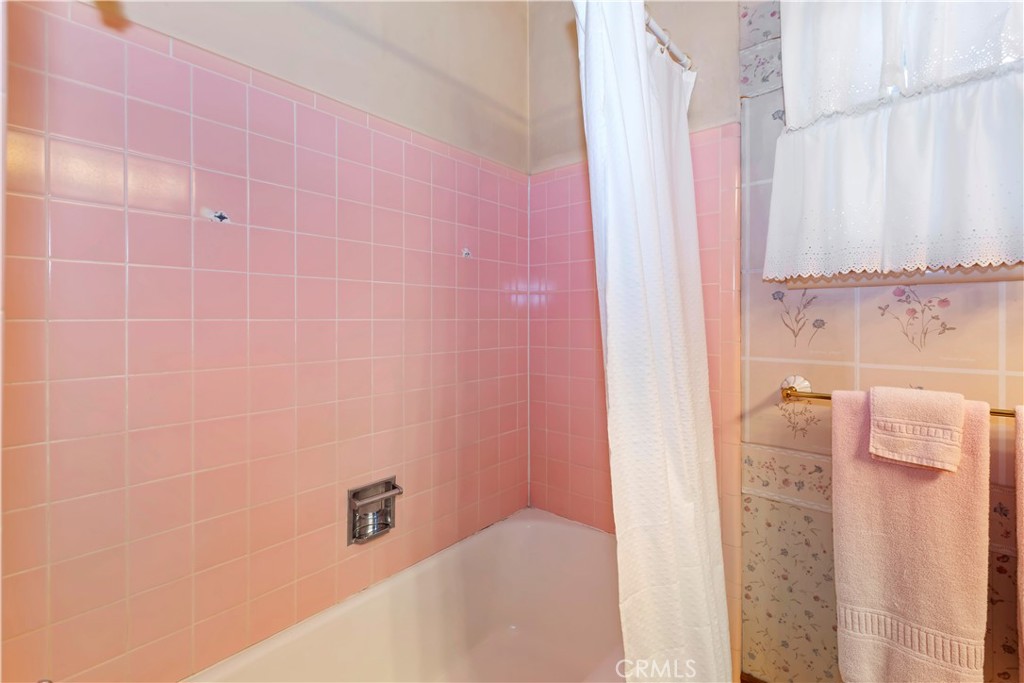 https://media.crmls.org/medias/e7613625-8ea6-4dc5-a099-9d779dac4dba.jpg?preset=X-Large