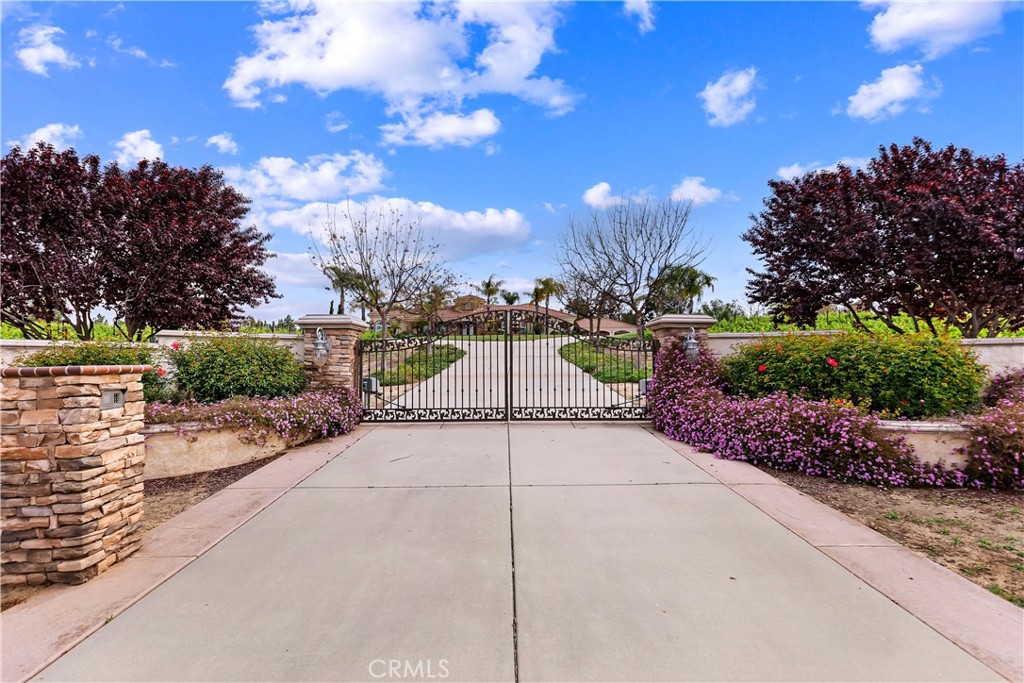 https://media.crmls.org/medias/e761d56d-8df3-4e9b-a7d7-f79524843b6e.jpg?preset=X-Large