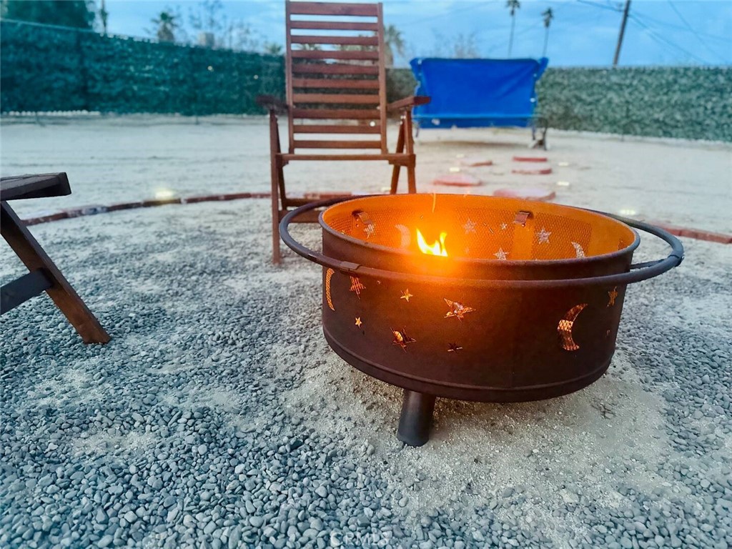 https://media.crmls.org/medias/e764d4b8-fabd-426d-9622-146424e7cfd9.jpg?preset=X-Large