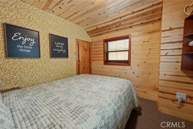 344 Edgemoor Road, Big Bear Lake CA: https://media.crmls.org/medias/e767b9cc-de0f-4fe8-88b4-ddf3ed095d47.jpg