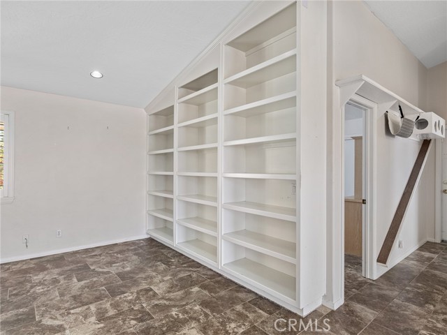 Detail Gallery Image 6 of 57 For 16992 Joshua, Apple Valley,  CA 92307 - 5 Beds | 4 Baths