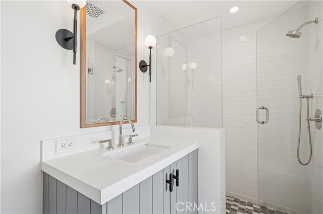 2820 Bayview Drive, Corona del Mar CA: https://media.crmls.org/medias/e76853b3-a359-4473-87d7-4de416e3dae8.jpg