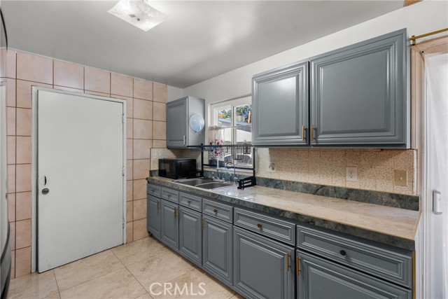 13086 Foothill Boulevard, Sylmar CA: https://media.crmls.org/medias/e7697b17-94c6-41d2-9b9b-58104e9f8de6.jpg