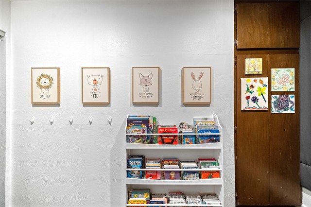 1222 N Olive Dr, West Hollywood CA: https://media.crmls.org/medias/e76cf270-ee46-42d2-bb99-e3d1726736a4.jpg