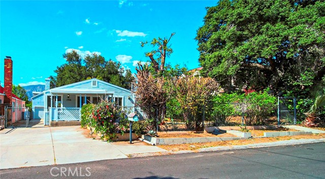 7709 Beckett Street, Tujunga CA: https://media.crmls.org/medias/e76d2ef9-a71d-46c6-a58c-72c382fcdced.jpg