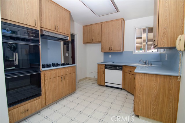 10520 Haskell Avenue, Granada Hills CA: https://media.crmls.org/medias/e76f08cd-6687-469c-a554-9d2f33f00710.jpg