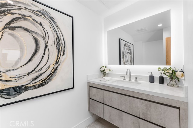 1035 1/2 N Vista Street, West Hollywood CA: https://media.crmls.org/medias/e76faea2-cb8e-483e-ba52-232e578a388f.jpg