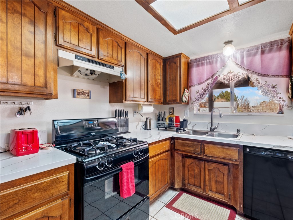 https://media.crmls.org/medias/e76fb3d0-ee14-4cc2-be05-e6587151d7d7.jpg?preset=X-Large