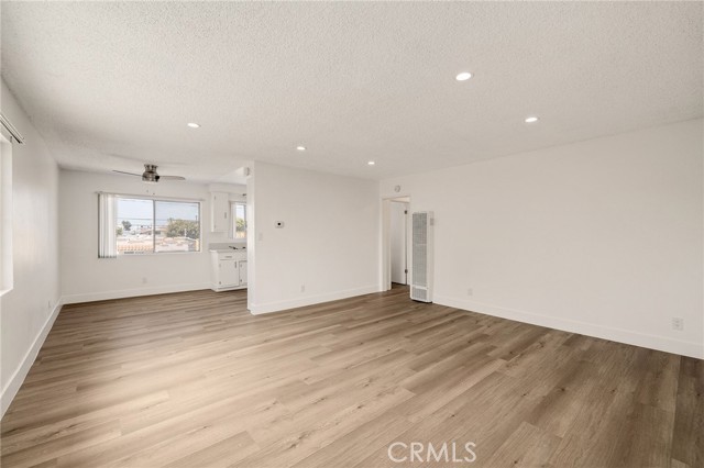 11726 Freeman Avenue, Hawthorne CA: https://media.crmls.org/medias/e770411a-ebf9-478c-8a43-933ba593992a.jpg
