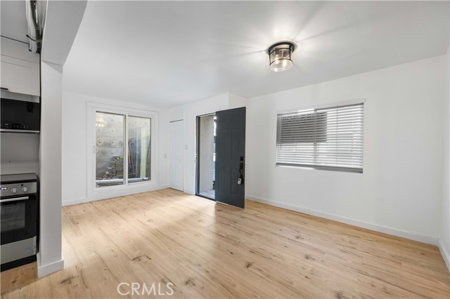 Detail Gallery Image 5 of 22 For 1303 N Beverly Glen Bld, Los Angeles,  CA 90077 - 1 Beds | 1/1 Baths