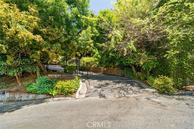 Detail Gallery Image 3 of 34 For 1782 Viewmont Dr, Los Angeles,  CA 90069 - 3 Beds | 4/1 Baths