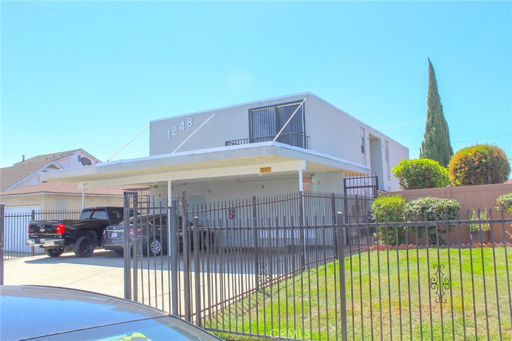 1248 W 101st Street Los Angeles, California This property is a great opportunity for individuals looking to invest. Perfect for your beginning investors