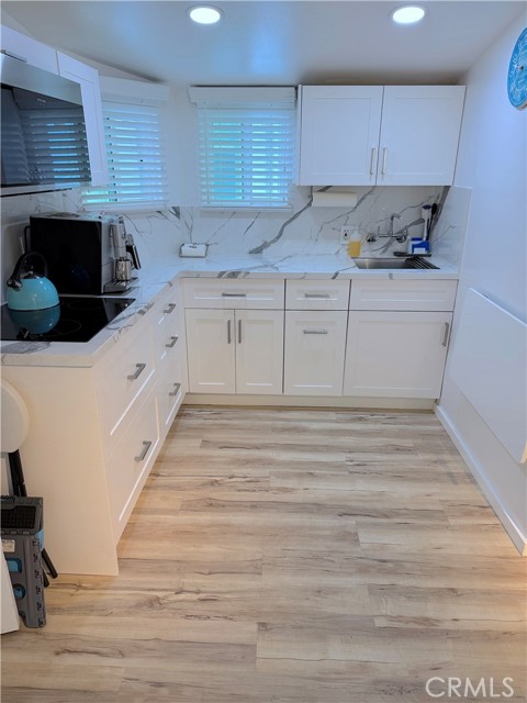 726 1/2 Esplanade, Redondo Beach CA: https://media.crmls.org/medias/e7742769-e269-4c79-8bea-fb0a8f39ed40.jpg