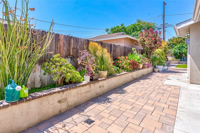 335 E Francis Avenue, La Habra CA: https://media.crmls.org/medias/e77650c3-f129-4611-8f9f-a9235fbce7e0.jpg