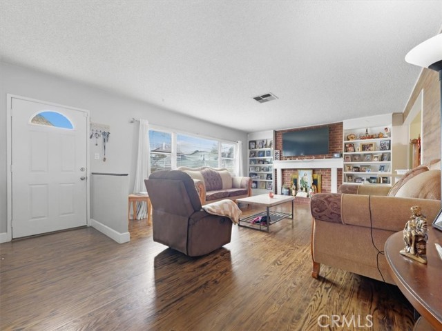 17962 Merrill Avenue, Fontana CA: https://media.crmls.org/medias/e7766a9c-5234-4c6b-bb3a-7bc08c633dfb.jpg