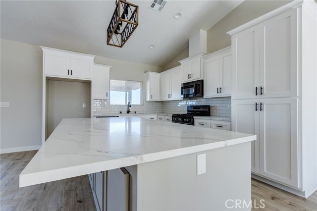 Detail Gallery Image 12 of 46 For 22520 Houston St, Apple Valley,  CA 92308 - 4 Beds | 2/1 Baths