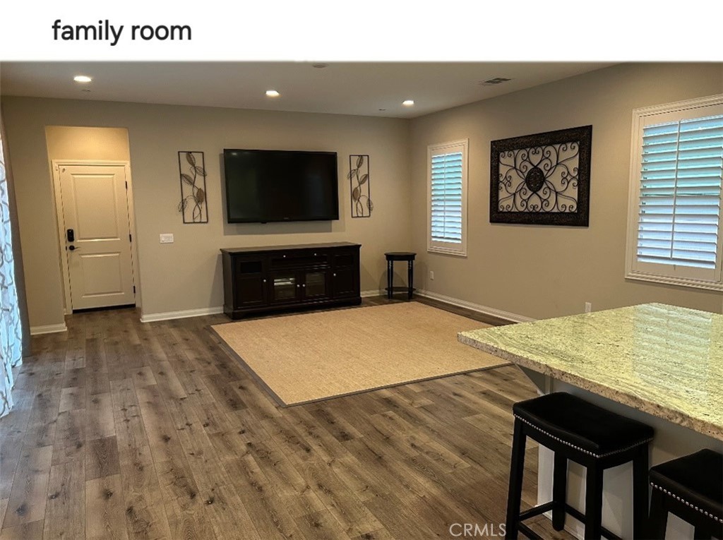 https://media.crmls.org/medias/e778316b-ba61-48f3-ae3e-94ce8cc1cb47.jpg?preset=X-Large