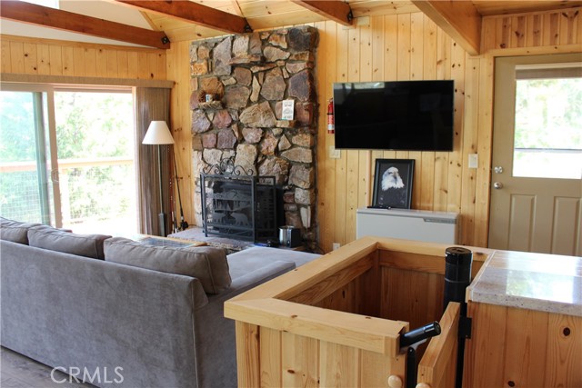 Detail Gallery Image 19 of 44 For 38532 N Shore Dr, Fawnskin,  CA 92333 - 3 Beds | 2/1 Baths
