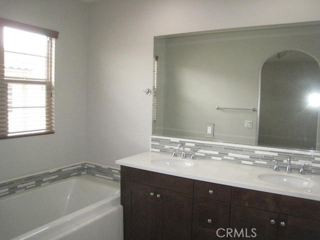 908 Grove Court, Claremont CA: https://media.crmls.org/medias/e77a32b0-0253-4151-bd70-130cb7f6a7d2.jpg