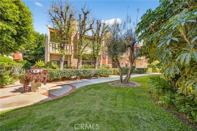 Detail Gallery Image 2 of 36 For 5240 Yarmouth, Encino,  CA 91316 - 3 Beds | 2/1 Baths