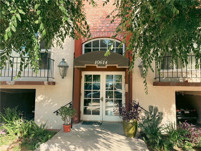 10614 Eastborne Avenue, Los Angeles CA: https://media.crmls.org/medias/e77ea011-9fe5-4f80-92db-7250e1af83c4.jpg