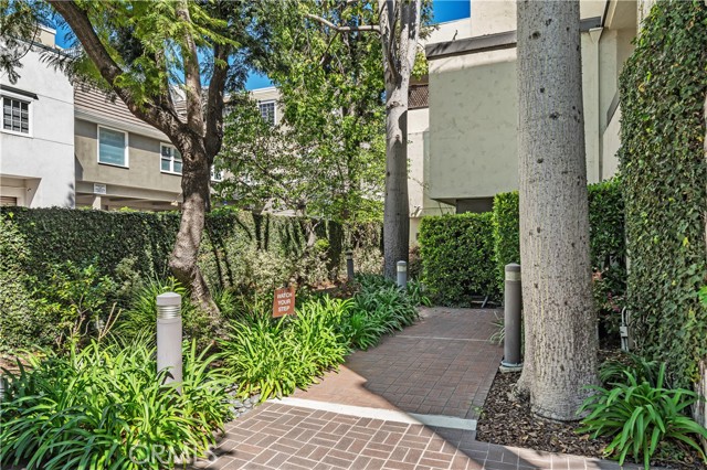 Detail Gallery Image 42 of 50 For 11687 Bellagio #12,  Los Angeles,  CA 90049 - 2 Beds | 2/1 Baths