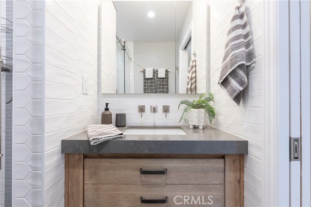 2054 Pattiz Avenue, Long Beach CA: https://media.crmls.org/medias/e780dca3-c3ad-4e9d-9b5c-cecdf64cf76b.jpg