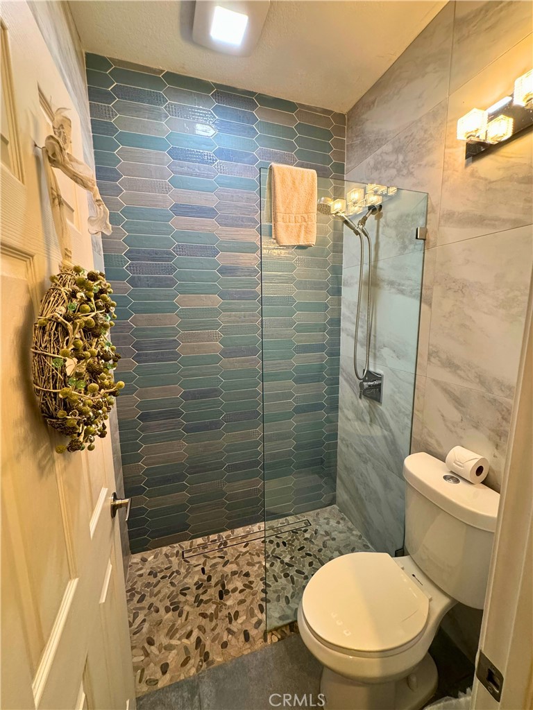 https://media.crmls.org/medias/e7811fcc-7d32-4366-ba9a-77f7a7da7a33.jpg?preset=X-Large