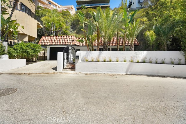 Detail Gallery Image 2 of 10 For 2170 Sunset Plaza Dr, Los Angeles,  CA 90069 - 3 Beds | 2 Baths
