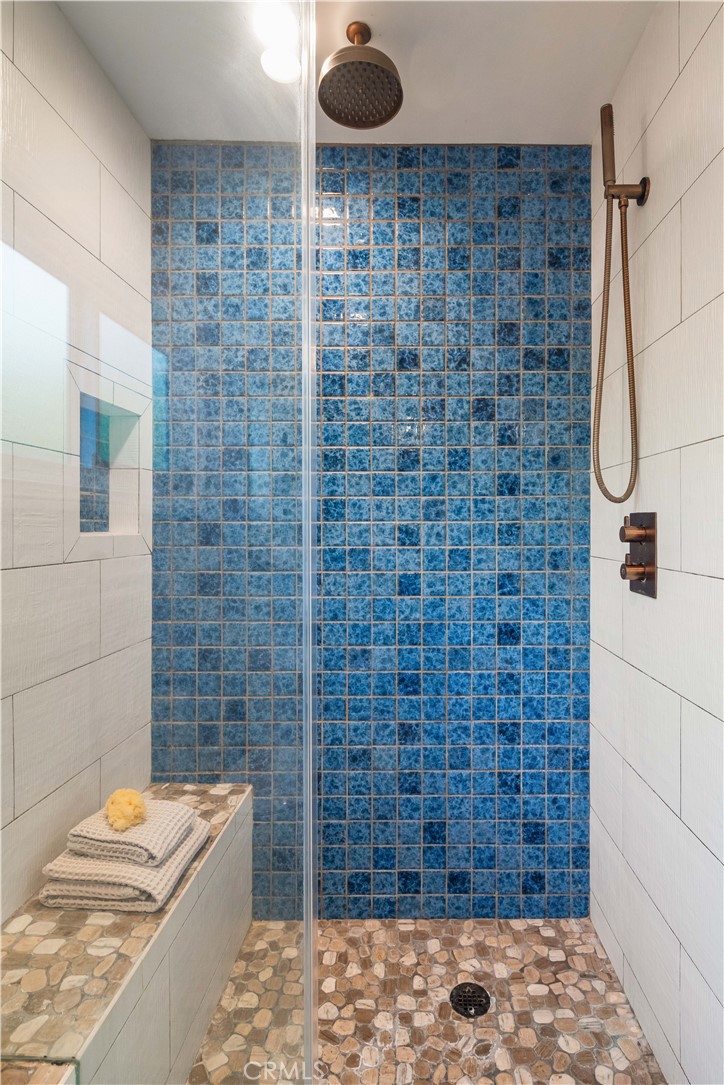 https://media.crmls.org/medias/e78788fe-5e28-4c05-bc2a-cdec4fef0894.jpg?preset=X-Large