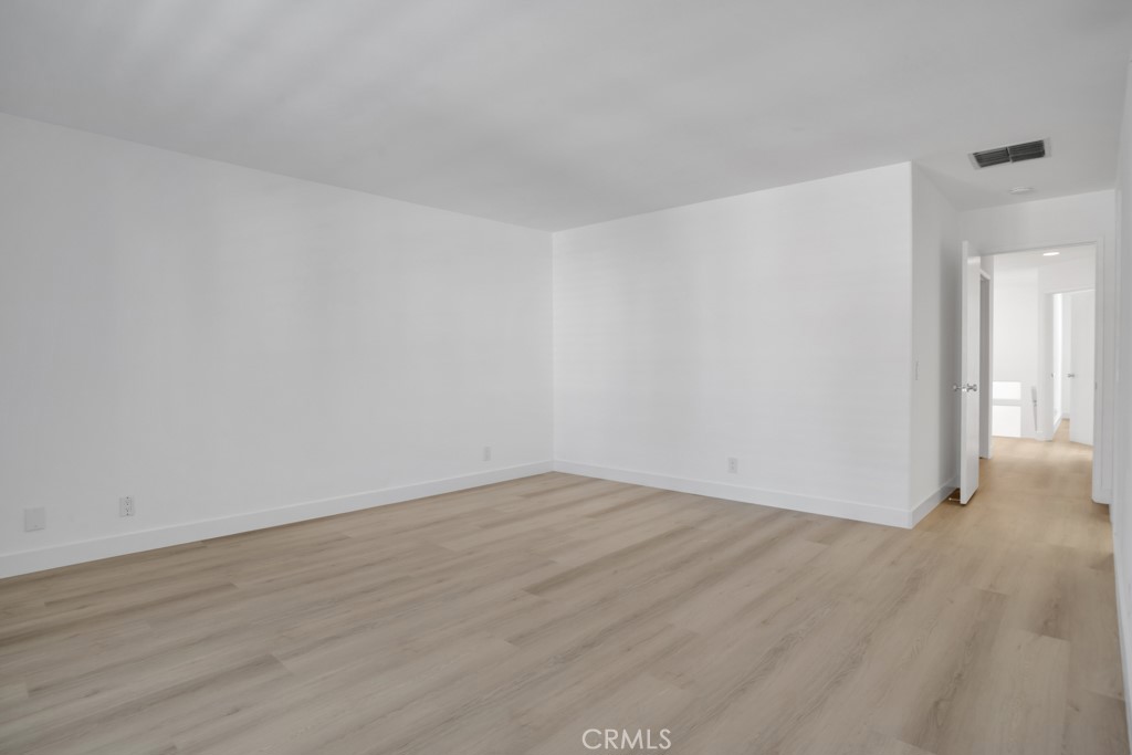 https://media.crmls.org/medias/e789985e-9a3c-45a1-bf61-76e7e94aef6d.jpg?preset=X-Large