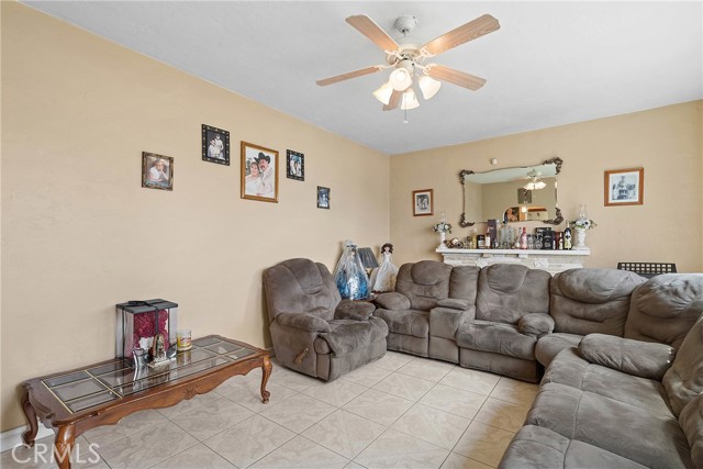 7726 Blanchard Avenue, Fontana CA: https://media.crmls.org/medias/e789abbe-a1f3-4144-a7a2-1345ec2fe846.jpg