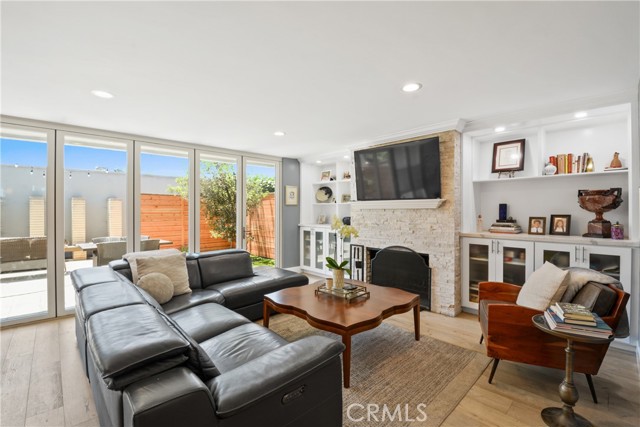 4062 Aladdin Drive, Huntington Beach CA: https://media.crmls.org/medias/e78c9196-eb2e-43d2-9f47-e5711c54ca9b.jpg