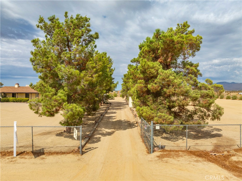https://media.crmls.org/medias/e78cd2dc-8de7-4e25-950c-e41ed00d25e8.jpg?preset=X-Large
