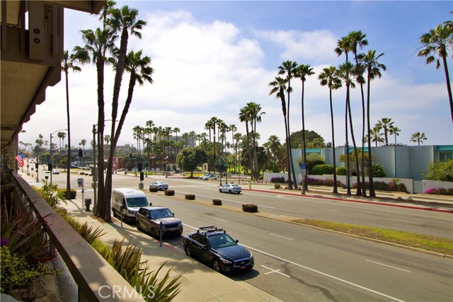 Detail Gallery Image 14 of 24 For 230 S Catalina Ave #107,  Redondo Beach,  CA 90277 - 2 Beds | 2 Baths