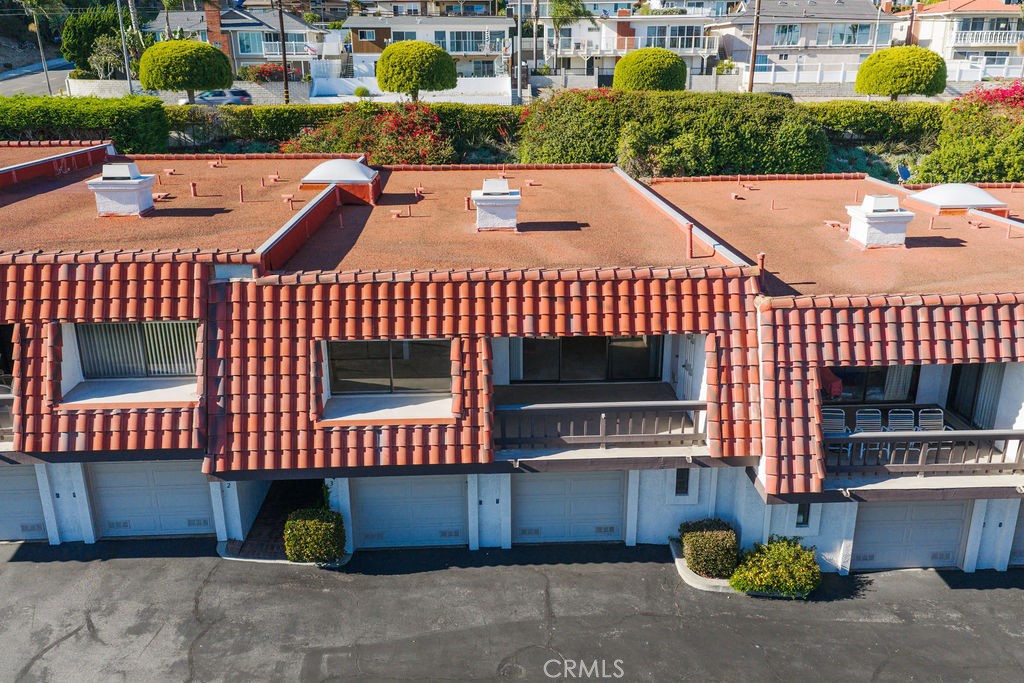 https://media.crmls.org/medias/e78f6b29-6c2c-4995-8a6f-b10908b84580.jpg?preset=X-Large