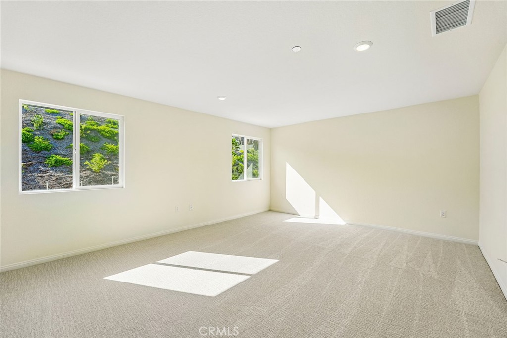 https://media.crmls.org/medias/e7909ca7-1e44-45d9-94c7-b311c09480e1.jpg?preset=X-Large