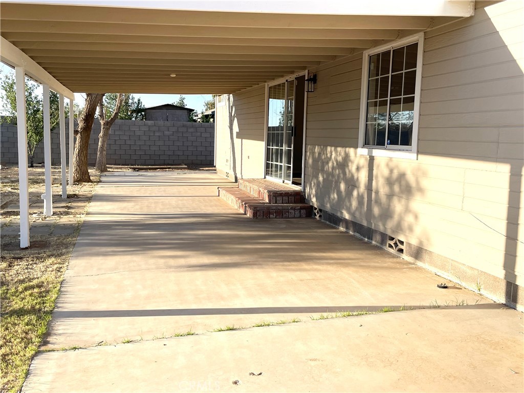 https://media.crmls.org/medias/e79279a4-6453-402f-b0f3-332f6d1e6d6c.jpg?preset=X-Large