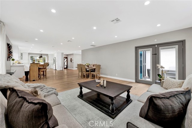 Detail Gallery Image 5 of 13 For 4912 Alonzo Ave, Encino,  CA 91316 - 5 Beds | 3/1 Baths