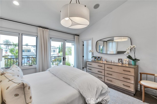 613 Larkspur Avenue, Corona del Mar CA: https://media.crmls.org/medias/e79417dc-6a52-4e12-b715-57f5bae0f54c.jpg