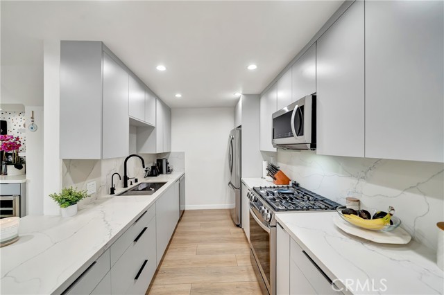 Detail Gallery Image 12 of 42 For 14727 Magnolia Bld #126,  Sherman Oaks,  CA 91403 - 2 Beds | 2/1 Baths